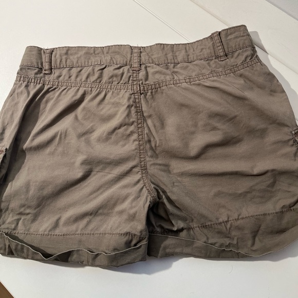 4/35$ 🌈 Grey Shorts - Picture 2 of 3